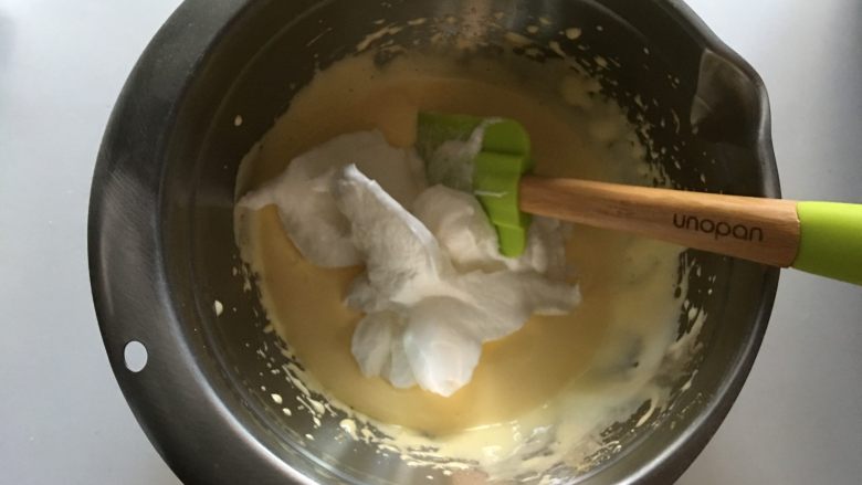 可可海绵蛋糕(4寸爱心),取1/3打发的蛋白加入蛋黄液中,用刮刀翻拌