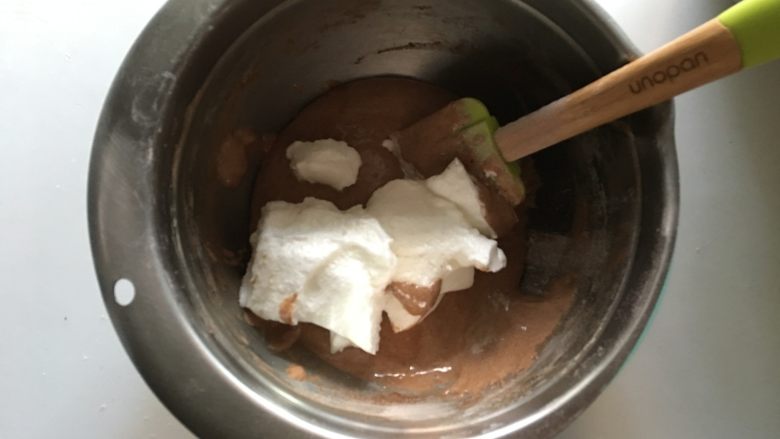 可可海绵蛋糕(4寸爱心),继续分2次加入剩余打发的蛋白,进行翻拌均匀