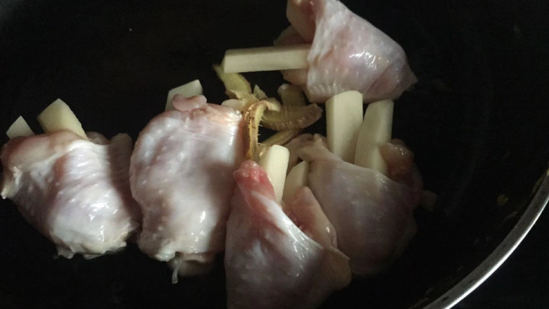 网红土豆酿鸡翅,热锅倒油,下入鸡翅用小火煎(晚上做的光线不太好)