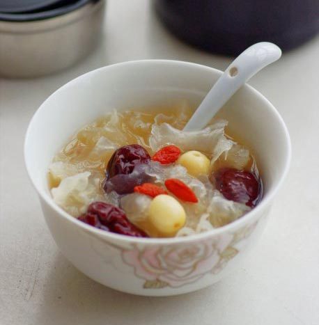 简易版红枣银耳莲子羹 
