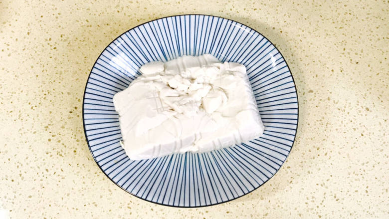 红糖豆腐脑,倒掉水分,自然放凉