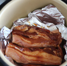 焗蜜汁叉烧肉,奔腾压力锅中,放入锡纸(没有也可以),加入猪肉和腌肉的汁
