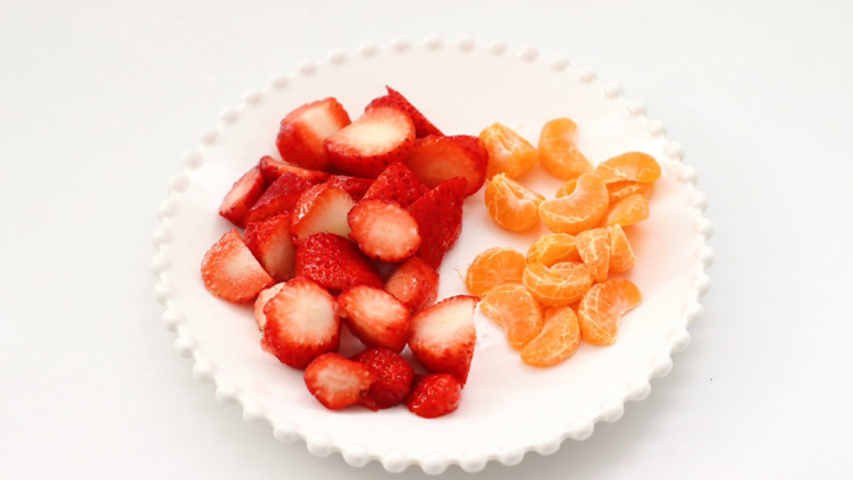 #闹元宵#草莓银耳酒酿羹,<a style='color:red;display:inline-block;' href='/shicai/ 592'>草莓</a>去蒂洗净切小块,橘子去外皮剥出果肉。