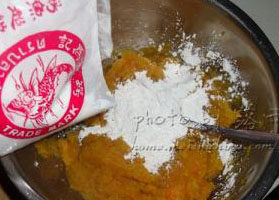 双薯琉璃芋圆 ,将红薯去皮,放在大碗中压成泥状,慢慢加入的木薯粉,到能把它捏成团的程度