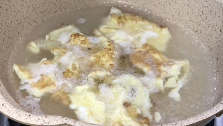 青菜鸡蛋肉丝汤面,放入适量清水,拌匀煮沸