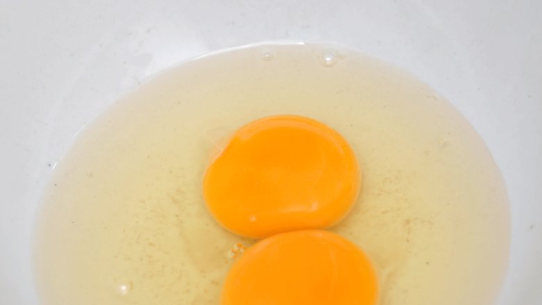 洋葱炒鸡蛋,<a style='color:red;display:inline-block;' href='/shicai/ 9'>鸡蛋</a>破壳放在碗里，加盐和<a style='color:red;display:inline-block;' href='/shicai/ 718'>料酒</a>打散拌匀。