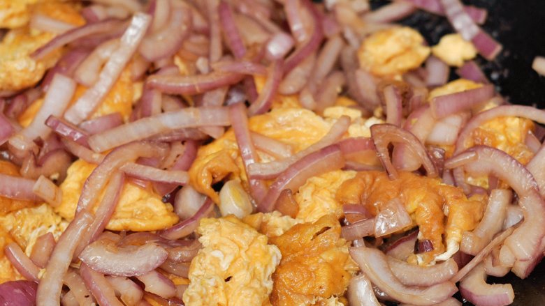 洋葱炒鸡蛋,最后将炒好的鸡蛋加入，放盐调味即可。