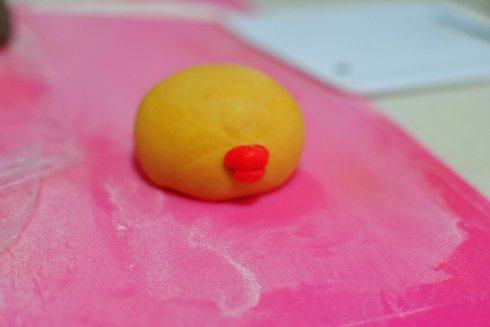 卡通面包,取红色面团两小搓,制作鸭嘴巴
