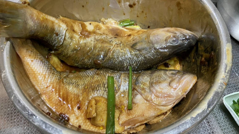 黄豆酱蒸鲈鱼,再次抓拌均匀,即可上锅蒸。加入花生油可以增加鱼肉香味,也可锁住鱼肉水分
