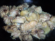 飘香栗子鸡 ,锅中放入少量的油,爆香<a style='color:red;display:inline-block;' href='/shicai/ 695'>八角</a>下入鸡块煸炒至微黄。倒出多余的油脂