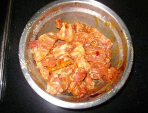 板粟烧排骨,<a style='color:red;display:inline-block;' href='/shicai/ 434'>排骨</a>切成段，加入姜丝和适量的<a style='color:red;display:inline-block;' href='/shicai/ 10588'>糖</a>、<a style='color:red;display:inline-block;' href='/shicai/ 788'>生抽</a>、<a style='color:red;display:inline-block;' href='/shicai/ 762'>老抽</a>、<a style='color:red;display:inline-block;' href='/shicai/ 718'>料酒</a>、淀粉，搅拌均匀，放一边腌制30分钟