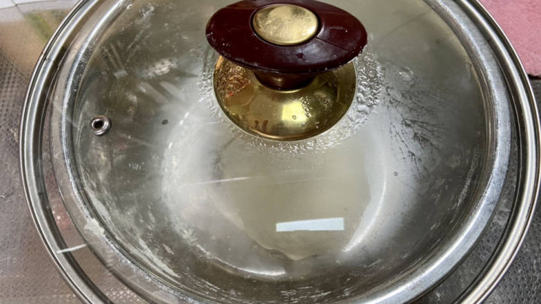 牛肉锅贴➕牛肉芹菜锅贴,然后揉搓成光滑的面团,加盖醒面30分钟。
