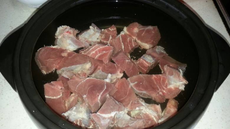 白萝卜炖牛肉,把洗干净的牛肉放入冷水中，把血水浸出来。