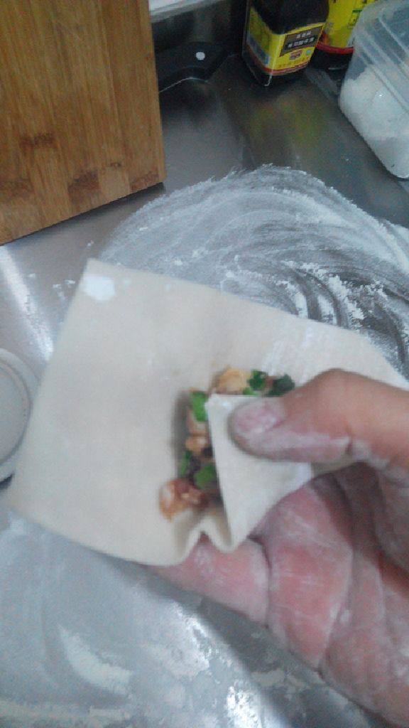 东北大馄炖,包馄炖,拿一张皮在靠一角的位置放一点肉馅