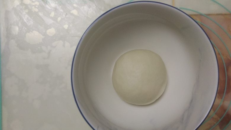 黑椒鸡肉披萨,揉圆后放入容器中,加盖保鲜膜,放温暖入发酵。
