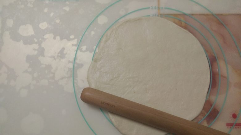 黑椒鸡肉披萨,取其中一份面团,擀成圆饼状。