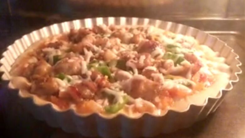 黑椒鸡肉披萨,入预热好的烤箱,200度12分钟左右,烤至饼干金黄时即可。