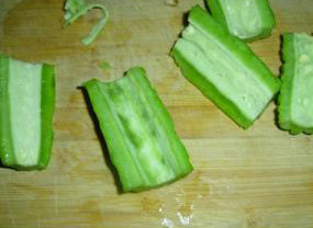 苦瓜汤圆,<a style='color:red;display:inline-block;' href='/shicai/ 55'>苦瓜</a>切成段,去掉里边白白的一层