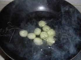 苦瓜汤圆,做好的汤圆下入沸水煮至浮起