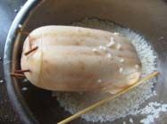 桂花糯米藕,盖上切下来的小块莲藕,用牙签固定