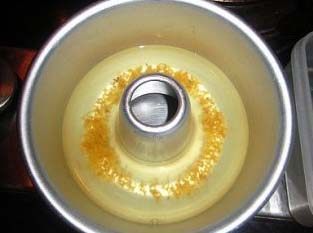 椰汁桂花糕,再倒入一半的桂花糖液在已凝固的椰汁上,放入冰箱急冻室冻10分钟至表面凝固,如此重复两次,再把模具放入冰箱上层冷藏三个小时即可取出切块食用