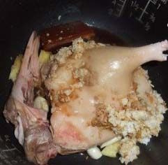 桂花酒酿卤鸭,把腌制过的鸭腿和腌制料及<a style='color:red;display:inline-block;' href='/shicai/ 37'>姜</a>蒜和<a style='color:red;display:inline-block;' href='/shicai/ 882'>红糖</a>一起放进电饭锅，按下煮饭键