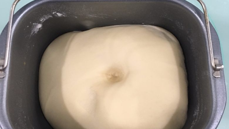乳酪火腿面包,进行基础发酵,发酵至原来的2倍大。