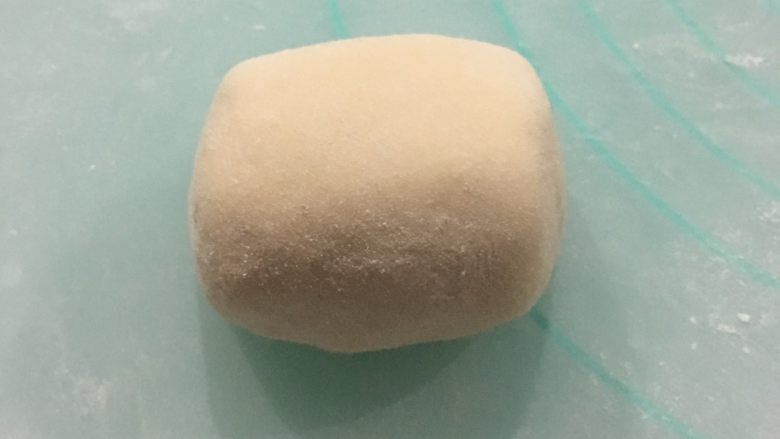 乳酪火腿面包,收口朝下放置,稍微整理一下,让形状更好看些。