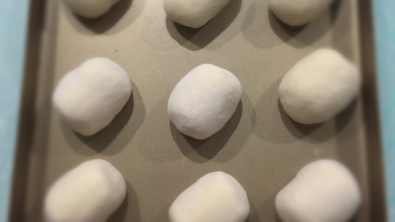 乳酪火腿面包,同样方法做好其他的面团,放入不粘烤盘中。