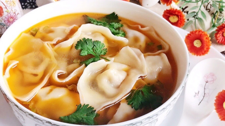 海鲜小馄饨,撒上香菜叶就可以吃了,海鲜小馄饨鲜美无比,在寒冷的冬天吃上一碗,暖心又暖胃,无比满足,好幸福啊~
