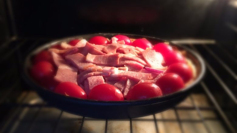 土豆丝培根披萨,送入烤箱中层,上下火200度10分钟。