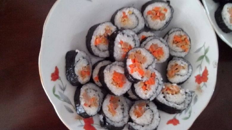 素菜寿司,卷好寿司后把寿司切片既可。。。
