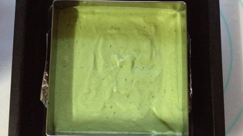 抹茶提拉米苏(无蛋版),倒入一半的抹茶慕斯液,放冰箱冷冻10分钟后取出
