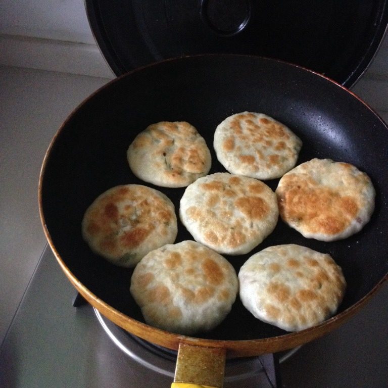 豇豆肉末馅饼,完成后就可以下油锅煎啦，平底锅放少量的油煎到两面金黄就可以出锅啦···