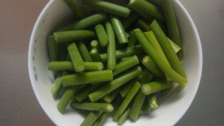 蒜苔青椒炒牛肉,将洗净的<a style='color:red;display:inline-block;' href='/shicai/ 146'>蒜苔</a>切好待用