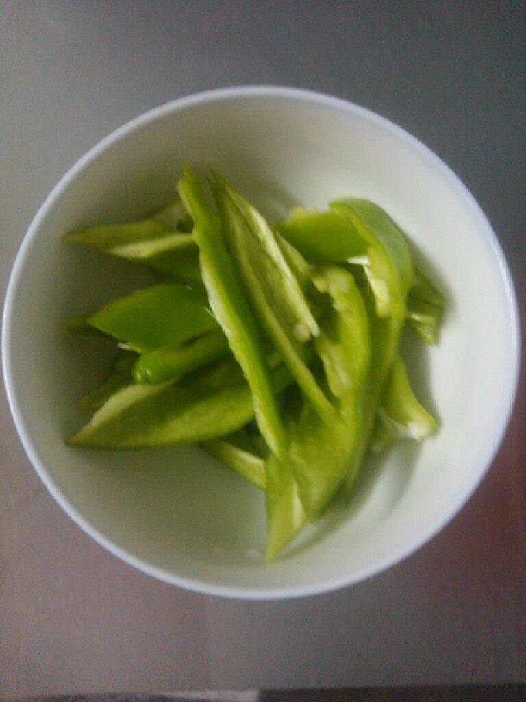 蒜苔青椒炒牛肉,将<a style='color:red;display:inline-block;' href='/shicai/ 61'>青椒</a>洗净切好待用