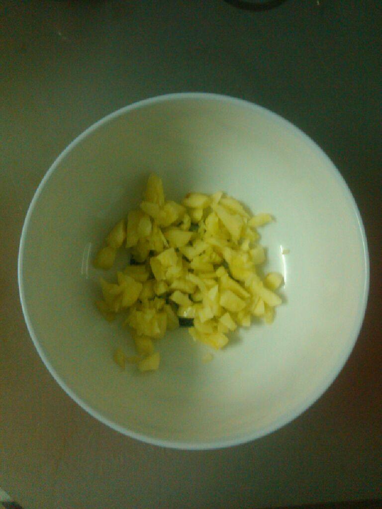 蒜苔青椒炒牛肉,<a style='color:red;display:inline-block;' href='/shicai/ 2795'>蒜头</a>切粒