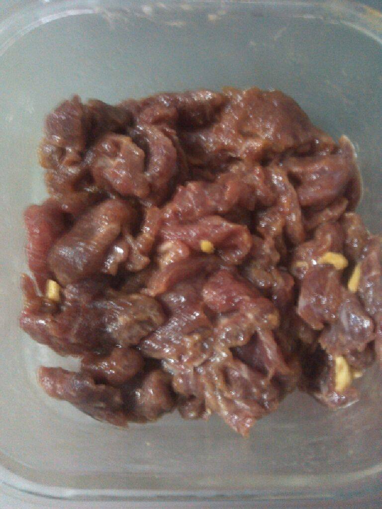 蒜苔青椒炒牛肉,<a style='color:red;display:inline-block;' href='/shicai/ 216'>牛肉</a>、<a style='color:red;display:inline-block;' href='/shicai/ 37'>姜</a>切好放入盐、生粉、酱油、花生油拌匀腌15分钟