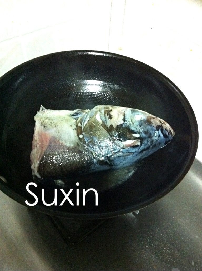 酸汤鱼,净锅入油,往锅里放一勺盐(防止油乱嘣)拎着鱼尾巴,贴着锅边放进去,第一面放上海白醋嘭出鱼腥味,第二面放白酒,同样嘭出鱼腥味,两边煎白捞出