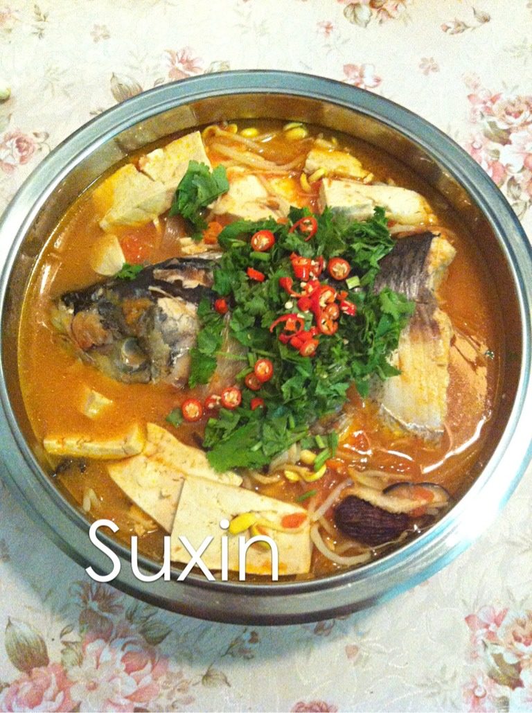 酸汤鱼,开锅后把鱼翻个身,放盐、鸡精、少量酱油、盖上锅盖,转中火,炖20分钟出锅,放<a style='color:red;display:inline-block;' href='/shicai/ 131'>香菜</a>,开吃
