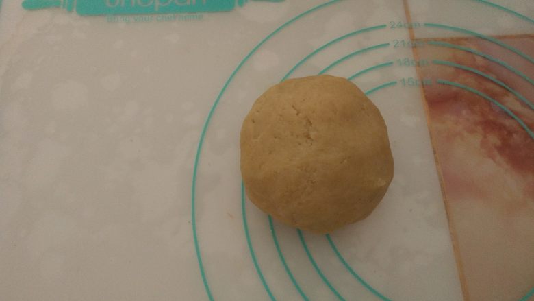 酸奶芝士派,再用手捏成团,包上保鲜膜入冰箱冷藏至少1小时。