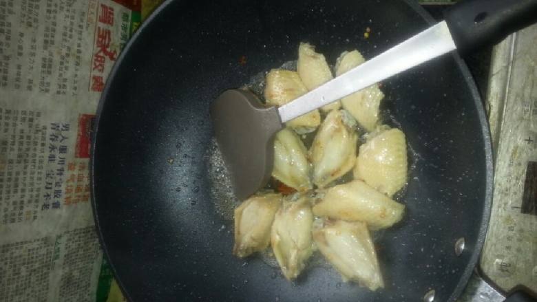 三少家常菜之可乐鸡翅,油少许 下鸡翅 两面略煎