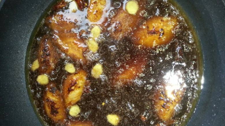 三少家常菜之可乐鸡翅,上可乐 姜片开煮