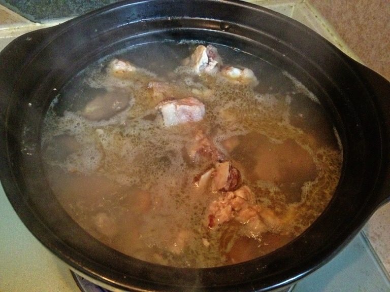 豆芽萝卜煲排骨,排骨绰掉血水