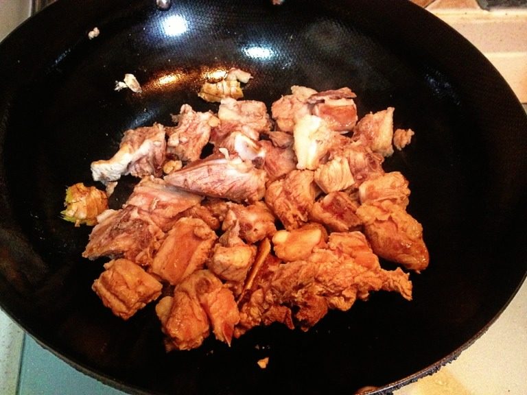 豆芽萝卜煲排骨,捞出凉水冲洗后沥干水，锅中放少油炒香