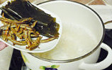 韩式辣锅,锅内大火烧开水,加入昆布和小银鱼
