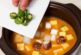 韩式大酱汤,等汤汁沸腾加入切好的配料加入牛肉粉 味精 烧沸
