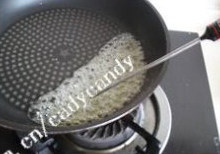 木糖醇南瓜戚风,将蛋白加上少许糖打发成湿性发泡,然后一边进行煮糖水,水和白糖放入干净无油的锅子里,中火加热可以把锅子侧过来些