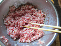 清炖狮子头,每次都要顺同一方向搅拌至肉粒吸干水分,再加下一次,我大约加了3、4大勺