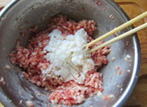 清炖狮子头,立即加入肉粒中,顺原来的方向搅拌均匀